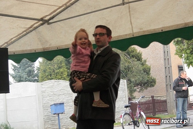 Zdjęcie w galerii na portalu naszraciborz.pl: Enigmatyczne kobiety Lou Bega na majówce? wiadomości z regionu