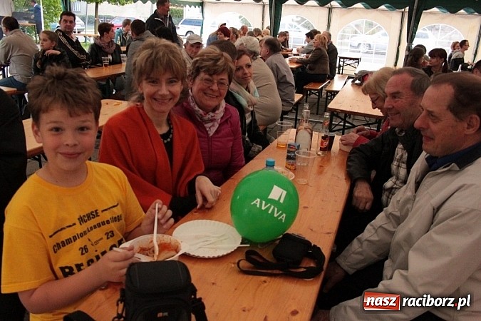 Zdjęcie w galerii na portalu naszraciborz.pl: Enigmatyczne kobiety Lou Bega na majówce? wiadomości z regionu