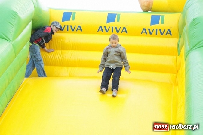 Zdjęcie w galerii na portalu naszraciborz.pl: Enigmatyczne kobiety Lou Bega na majówce? wiadomości z regionu