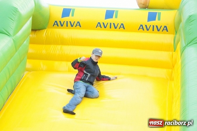 Zdjęcie w galerii na portalu naszraciborz.pl: Enigmatyczne kobiety Lou Bega na majówce? wiadomości z regionu