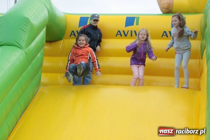 Zdjęcie w galerii na portalu naszraciborz.pl: Enigmatyczne kobiety Lou Bega na majówce? wiadomości z regionu