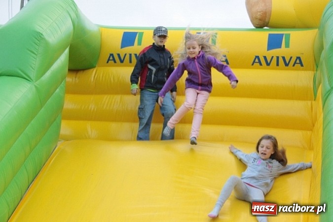 Zdjęcie w galerii na portalu naszraciborz.pl: Enigmatyczne kobiety Lou Bega na majówce? wiadomości z regionu