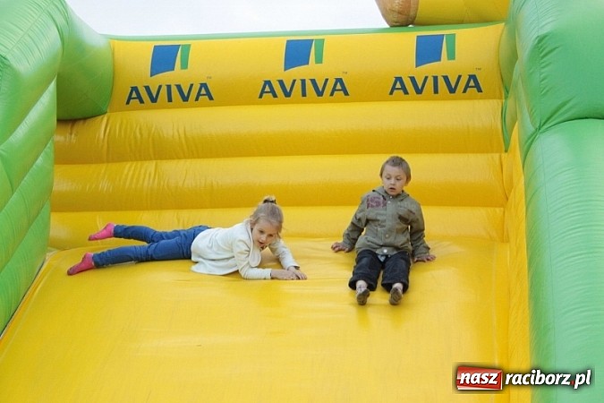 Zdjęcie w galerii na portalu naszraciborz.pl: Enigmatyczne kobiety Lou Bega na majówce? wiadomości z regionu