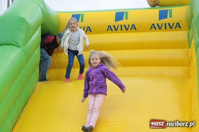 Zdjęcie w galerii na portalu naszraciborz.pl: Enigmatyczne kobiety Lou Bega na majówce? wiadomości z regionu