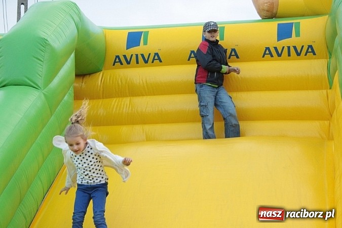 Zdjęcie w galerii na portalu naszraciborz.pl: Enigmatyczne kobiety Lou Bega na majówce? wiadomości z regionu