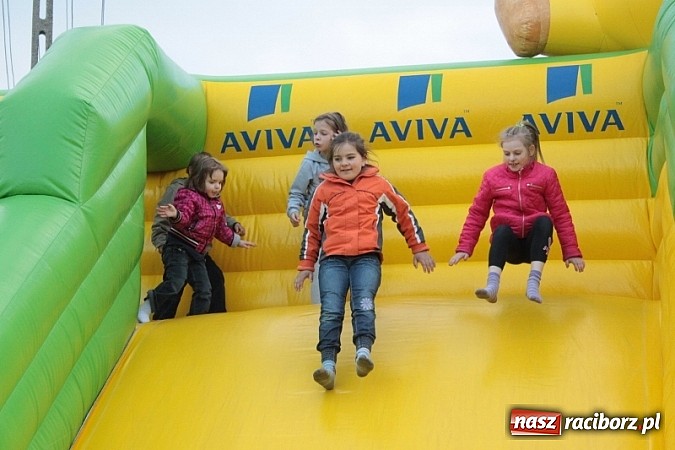 Zdjęcie w galerii na portalu naszraciborz.pl: Enigmatyczne kobiety Lou Bega na majówce? wiadomości z regionu