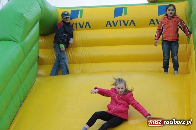 Zdjęcie w galerii na portalu naszraciborz.pl: Enigmatyczne kobiety Lou Bega na majówce? wiadomości z regionu