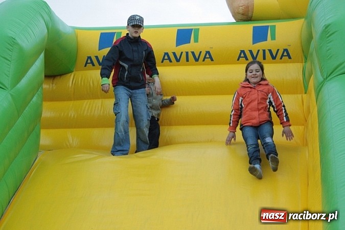 Zdjęcie w galerii na portalu naszraciborz.pl: Enigmatyczne kobiety Lou Bega na majówce? wiadomości z regionu