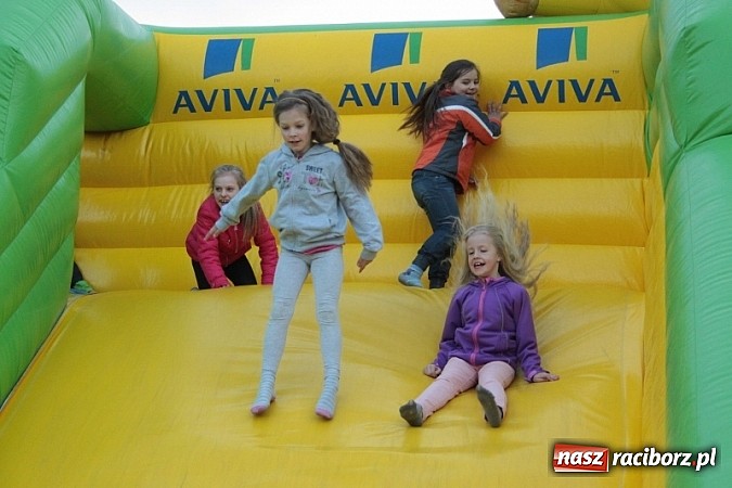 Zdjęcie w galerii na portalu naszraciborz.pl: Enigmatyczne kobiety Lou Bega na majówce? wiadomości z regionu