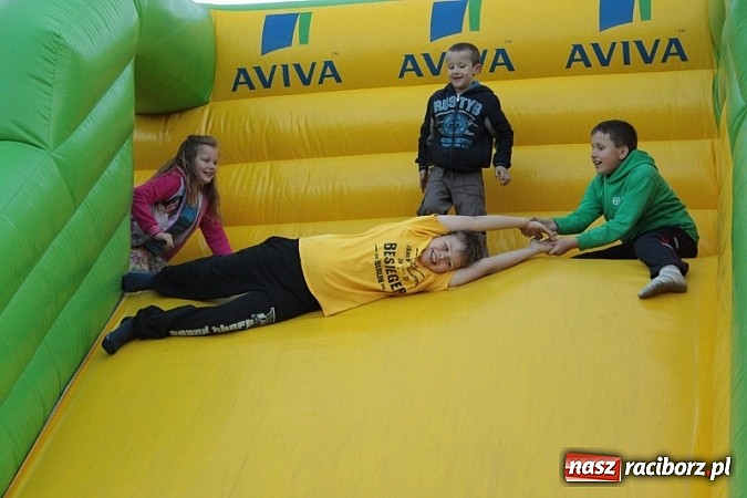 Zdjęcie w galerii na portalu naszraciborz.pl: Enigmatyczne kobiety Lou Bega na majówce? wiadomości z regionu