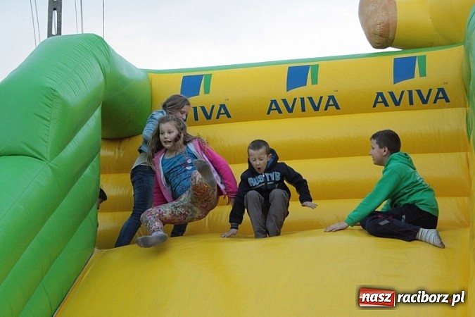 Zdjęcie w galerii na portalu naszraciborz.pl: Enigmatyczne kobiety Lou Bega na majówce? wiadomości z regionu