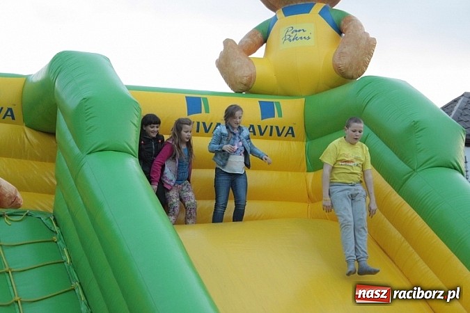 Zdjęcie w galerii na portalu naszraciborz.pl: Enigmatyczne kobiety Lou Bega na majówce? wiadomości z regionu