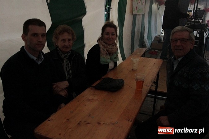 Zdjęcie w galerii na portalu naszraciborz.pl: Enigmatyczne kobiety Lou Bega na majówce? wiadomości z regionu