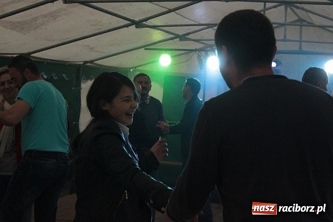 Zdjęcie w galerii na portalu naszraciborz.pl: Enigmatyczne kobiety Lou Bega na majówce? wiadomości z regionu