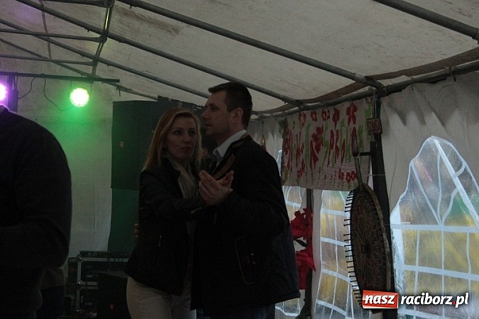 Zdjęcie w galerii na portalu naszraciborz.pl: Enigmatyczne kobiety Lou Bega na majówce? wiadomości z regionu