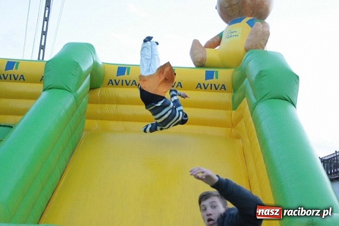 Zdjęcie w galerii na portalu naszraciborz.pl: Enigmatyczne kobiety Lou Bega na majówce? wiadomości z regionu