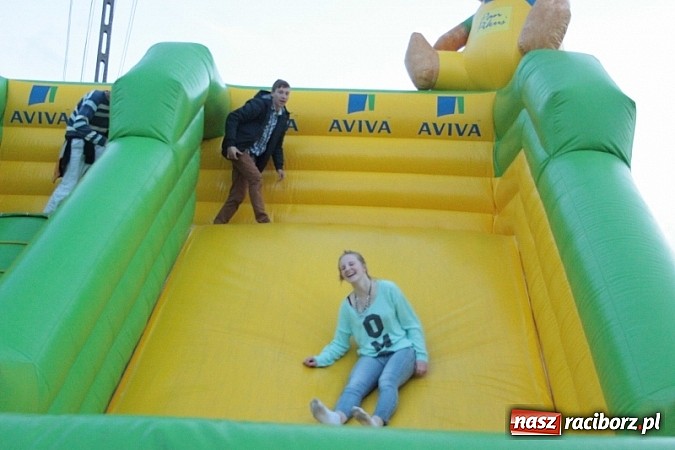 Zdjęcie w galerii na portalu naszraciborz.pl: Enigmatyczne kobiety Lou Bega na majówce? wiadomości z regionu