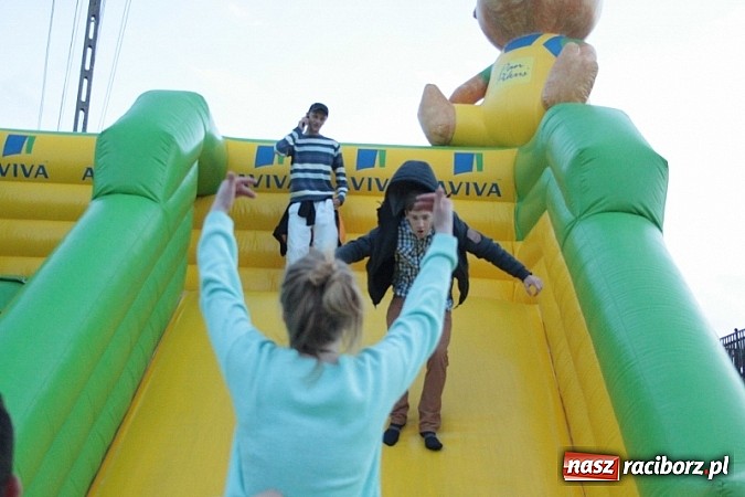 Zdjęcie w galerii na portalu naszraciborz.pl: Enigmatyczne kobiety Lou Bega na majówce? wiadomości z regionu