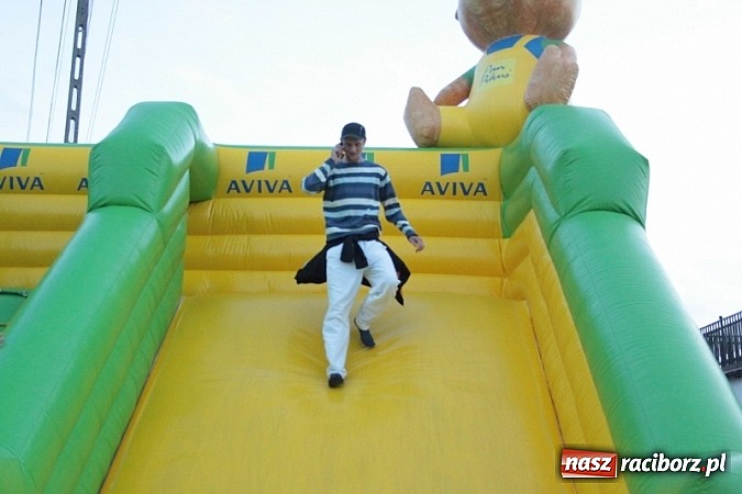 Zdjęcie w galerii na portalu naszraciborz.pl: Enigmatyczne kobiety Lou Bega na majówce? wiadomości z regionu