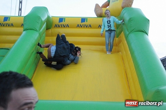 Zdjęcie w galerii na portalu naszraciborz.pl: Enigmatyczne kobiety Lou Bega na majówce? wiadomości z regionu