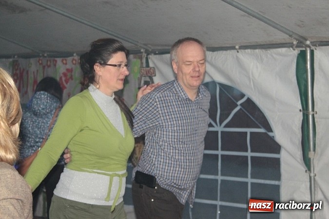 Zdjęcie w galerii na portalu naszraciborz.pl: Enigmatyczne kobiety Lou Bega na majówce? wiadomości z regionu