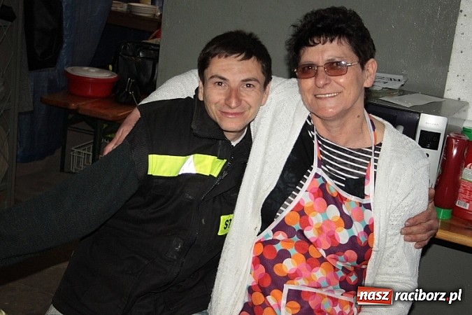 Zdjęcie w galerii na portalu naszraciborz.pl: Enigmatyczne kobiety Lou Bega na majówce? wiadomości z regionu