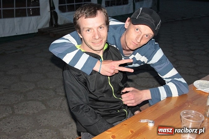 Zdjęcie w galerii na portalu naszraciborz.pl: Enigmatyczne kobiety Lou Bega na majówce? wiadomości z regionu