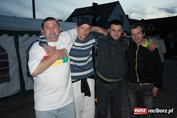 Zdjęcie w galerii na portalu naszraciborz.pl: Enigmatyczne kobiety Lou Bega na majówce? wiadomości z regionu