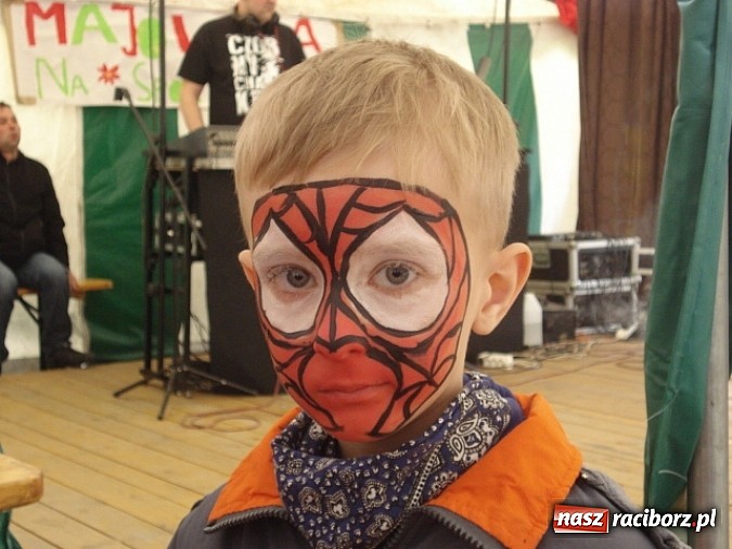 Zdjęcie w galerii na portalu naszraciborz.pl: Enigmatyczne kobiety Lou Bega na majówce? wiadomości z regionu