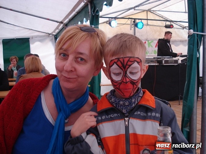 Zdjęcie w galerii na portalu naszraciborz.pl: Enigmatyczne kobiety Lou Bega na majówce? wiadomości z regionu