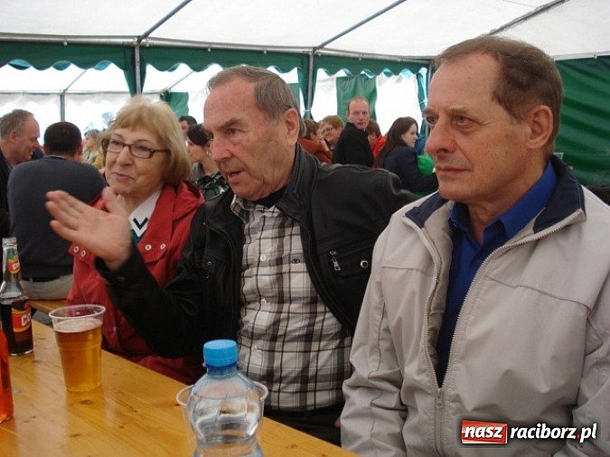 Zdjęcie w galerii na portalu naszraciborz.pl: Enigmatyczne kobiety Lou Bega na majówce? wiadomości z regionu