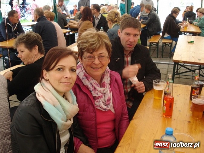 Zdjęcie w galerii na portalu naszraciborz.pl: Enigmatyczne kobiety Lou Bega na majówce? wiadomości z regionu