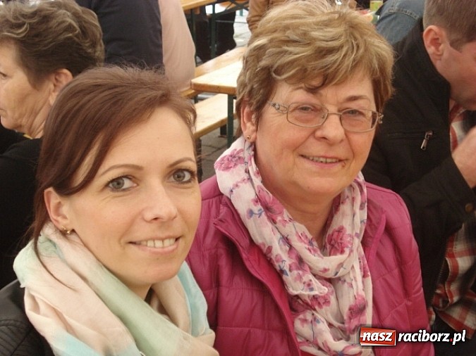 Zdjęcie w galerii na portalu naszraciborz.pl: Enigmatyczne kobiety Lou Bega na majówce? wiadomości z regionu