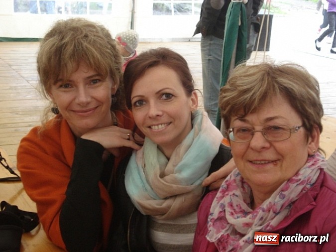 Zdjęcie w galerii na portalu naszraciborz.pl: Enigmatyczne kobiety Lou Bega na majówce? wiadomości z regionu