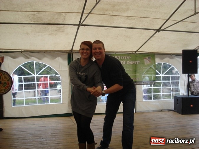 Zdjęcie w galerii na portalu naszraciborz.pl: Enigmatyczne kobiety Lou Bega na majówce? wiadomości z regionu