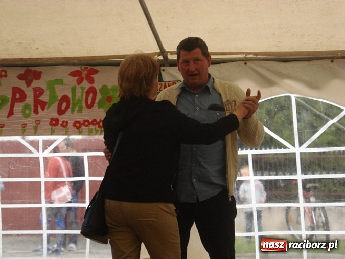 Zdjęcie w galerii na portalu naszraciborz.pl: Enigmatyczne kobiety Lou Bega na majówce? wiadomości z regionu