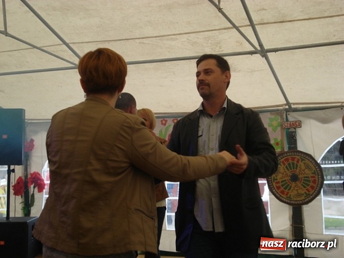 Zdjęcie w galerii na portalu naszraciborz.pl: Enigmatyczne kobiety Lou Bega na majówce? wiadomości z regionu