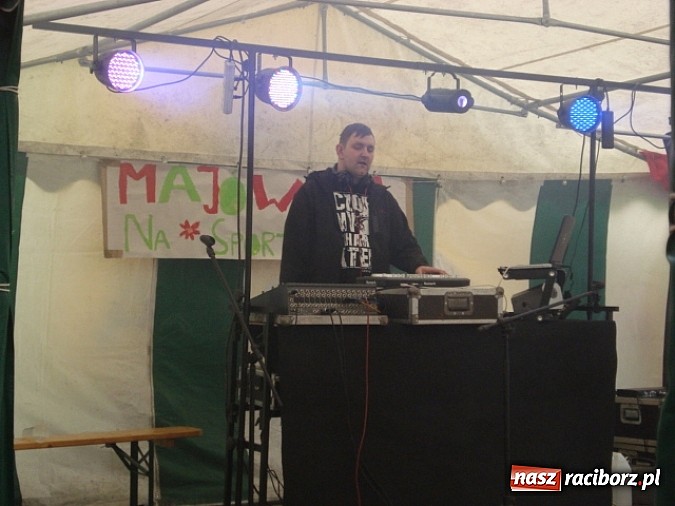 Zdjęcie w galerii na portalu naszraciborz.pl: Enigmatyczne kobiety Lou Bega na majówce? wiadomości z regionu