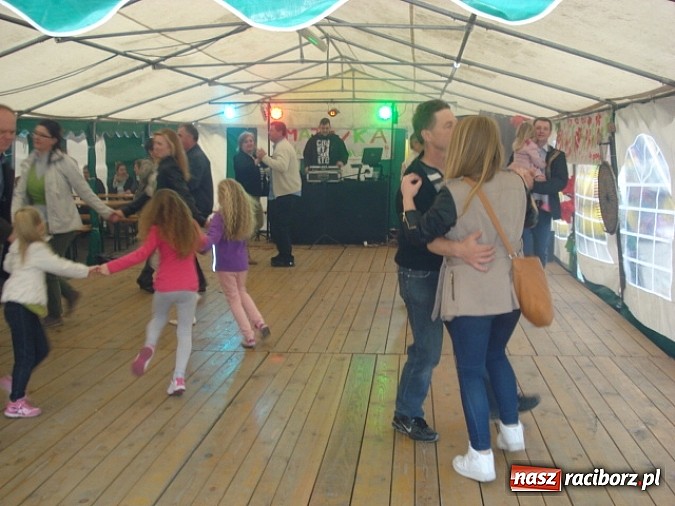 Zdjęcie w galerii na portalu naszraciborz.pl: Enigmatyczne kobiety Lou Bega na majówce? wiadomości z regionu