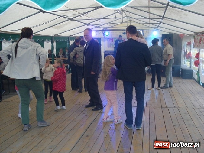 Zdjęcie w galerii na portalu naszraciborz.pl: Enigmatyczne kobiety Lou Bega na majówce? wiadomości z regionu