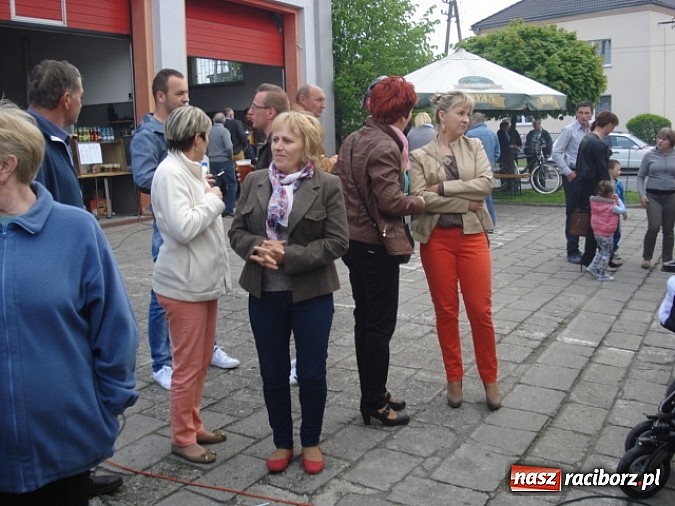Zdjęcie w galerii na portalu naszraciborz.pl: Enigmatyczne kobiety Lou Bega na majówce? wiadomości z regionu