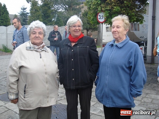 Zdjęcie w galerii na portalu naszraciborz.pl: Enigmatyczne kobiety Lou Bega na majówce? wiadomości z regionu