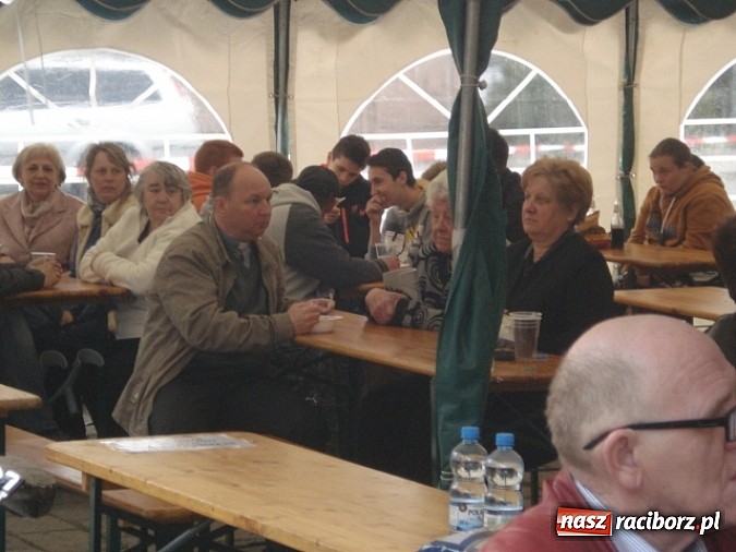 Zdjęcie w galerii na portalu naszraciborz.pl: Enigmatyczne kobiety Lou Bega na majówce? wiadomości z regionu