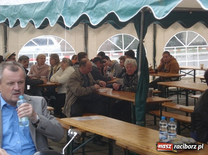 Zdjęcie w galerii na portalu naszraciborz.pl: Enigmatyczne kobiety Lou Bega na majówce? wiadomości z regionu