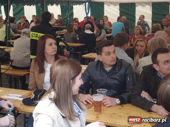 Zdjęcie w galerii na portalu naszraciborz.pl: Enigmatyczne kobiety Lou Bega na majówce? wiadomości z regionu