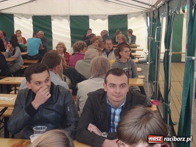 Zdjęcie w galerii na portalu naszraciborz.pl: Enigmatyczne kobiety Lou Bega na majówce? wiadomości z regionu