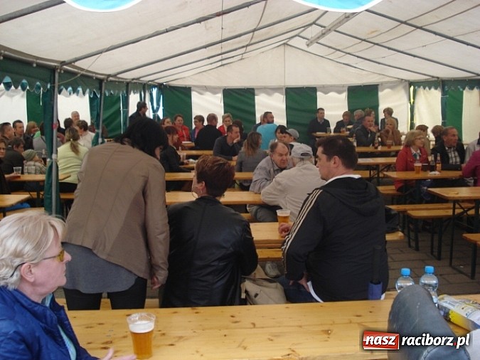 Zdjęcie w galerii na portalu naszraciborz.pl: Enigmatyczne kobiety Lou Bega na majówce? wiadomości z regionu