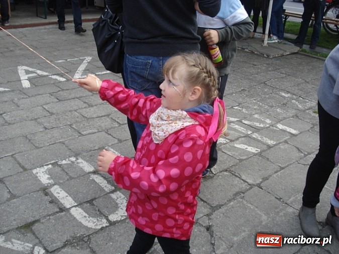 Zdjęcie w galerii na portalu naszraciborz.pl: Enigmatyczne kobiety Lou Bega na majówce? wiadomości z regionu