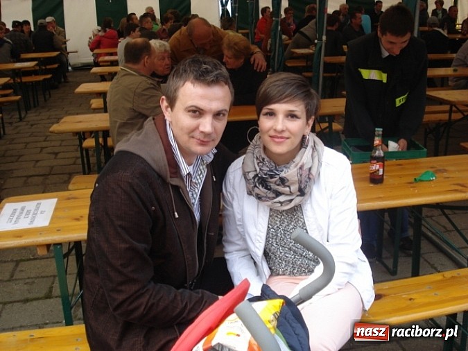 Zdjęcie w galerii na portalu naszraciborz.pl: Enigmatyczne kobiety Lou Bega na majówce? wiadomości z regionu