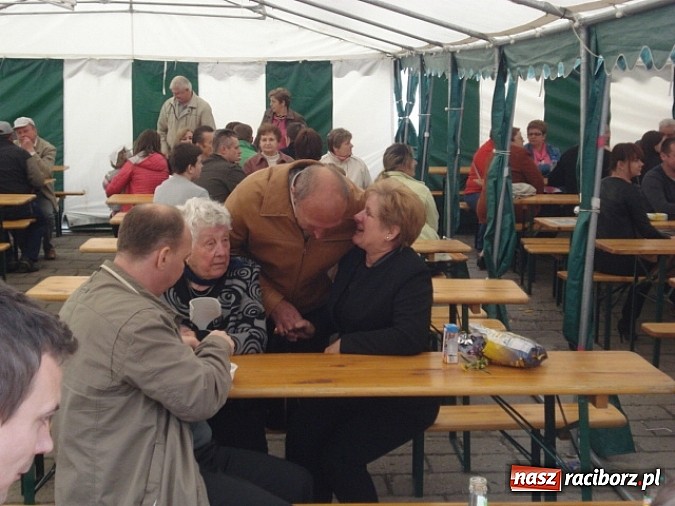 Zdjęcie w galerii na portalu naszraciborz.pl: Enigmatyczne kobiety Lou Bega na majówce? wiadomości z regionu